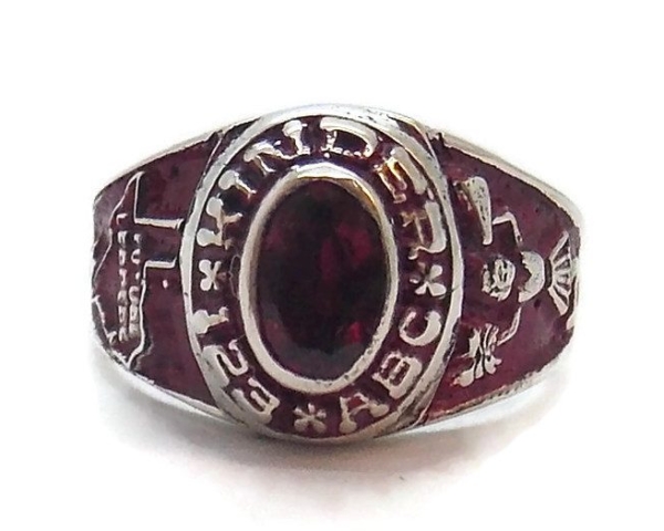 .925 STERLING SILVER KINDER GRADUATION RING.