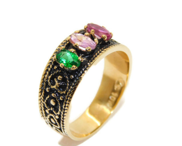 14K YELLOW GOLD THREE STONE MOTHER'S RING IN ANTIQUE FINISH