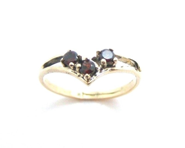 14K YELLOW GOLD LADIES RING WITH THREE GARNET MAROON STONES